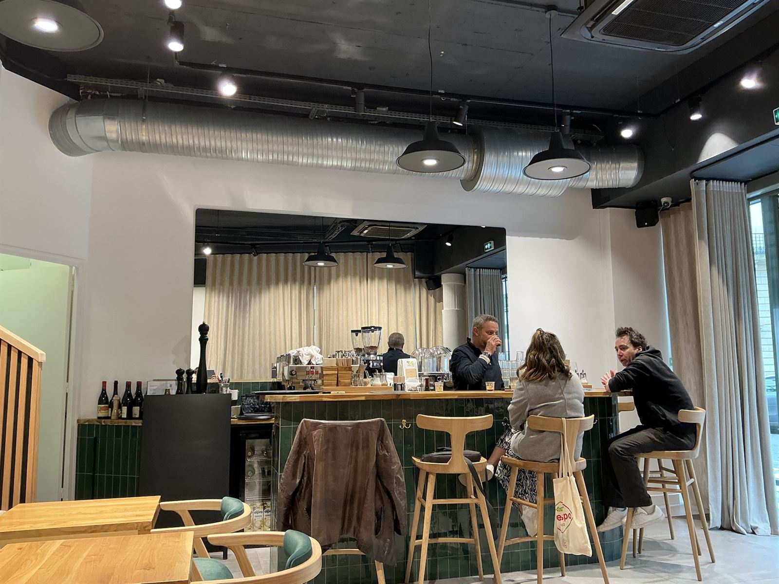 Salle du restaurant, comptoir carrelé