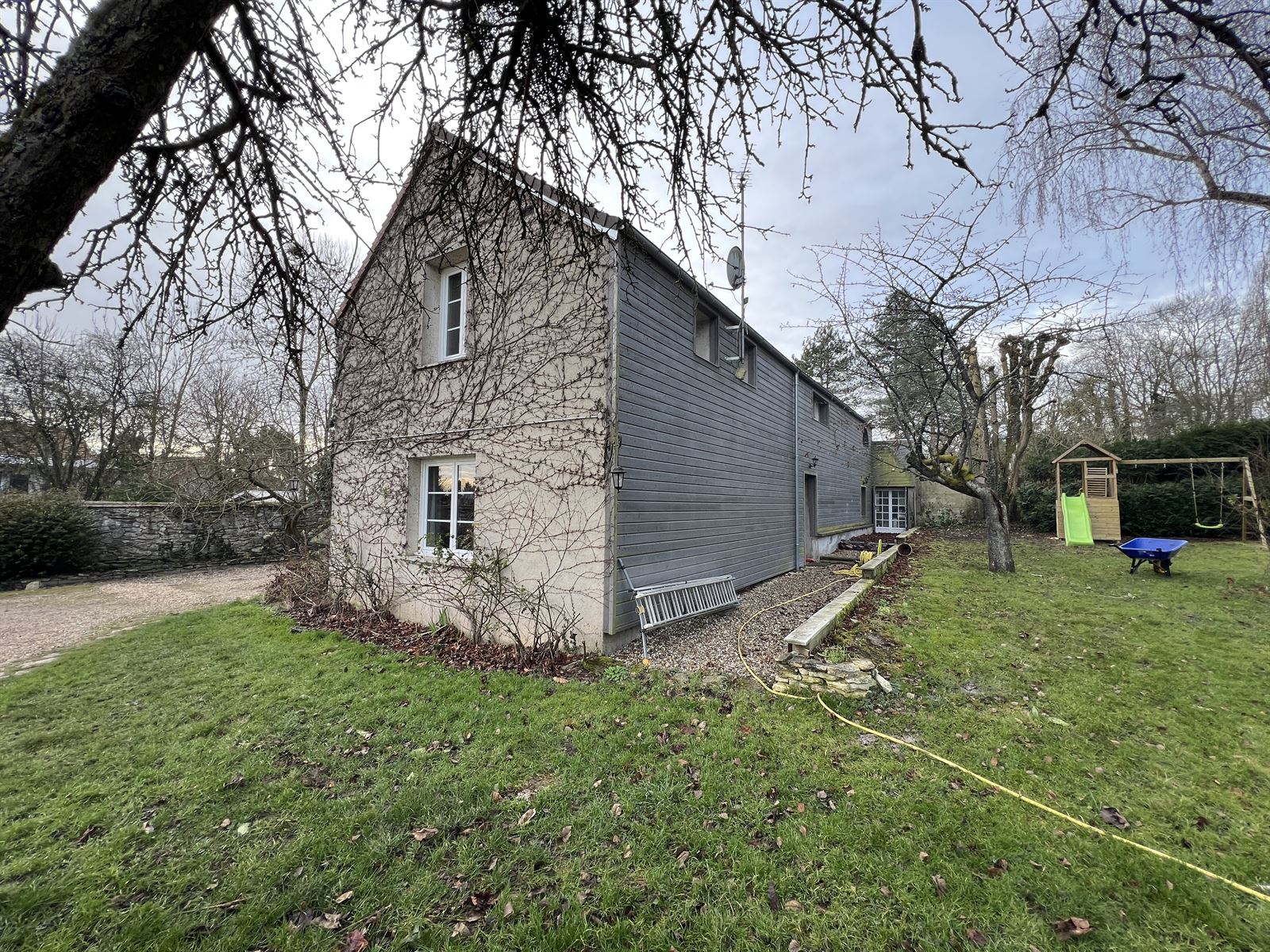 La maison, façade et extension à bardage bois
