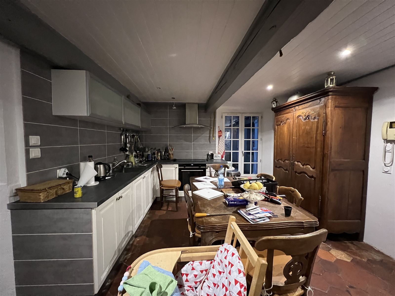La cuisine avant travaux, tomettes et poutre apparente