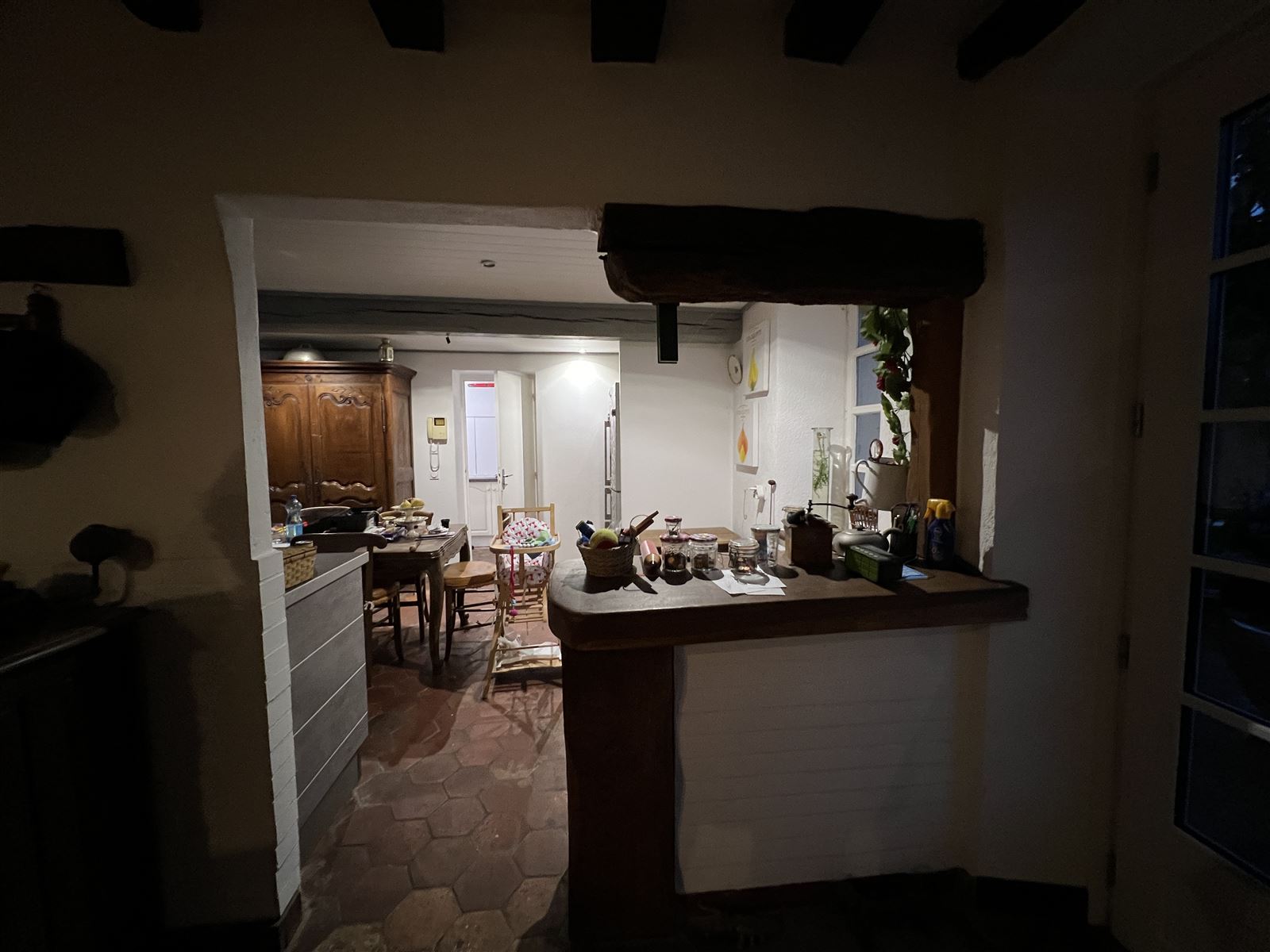 Le passe-plat avant l'ouverture du mur porteur, linteau en bois