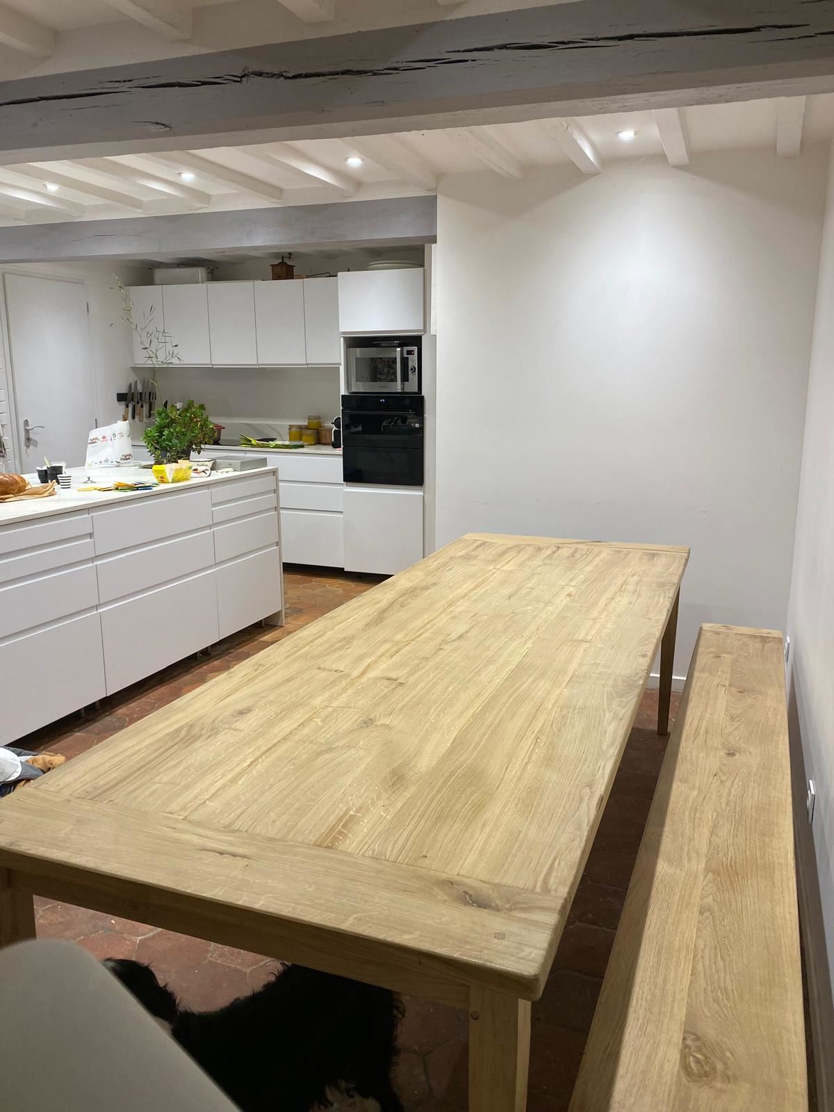 La cuisine rénovée, ouverte sur la grande table