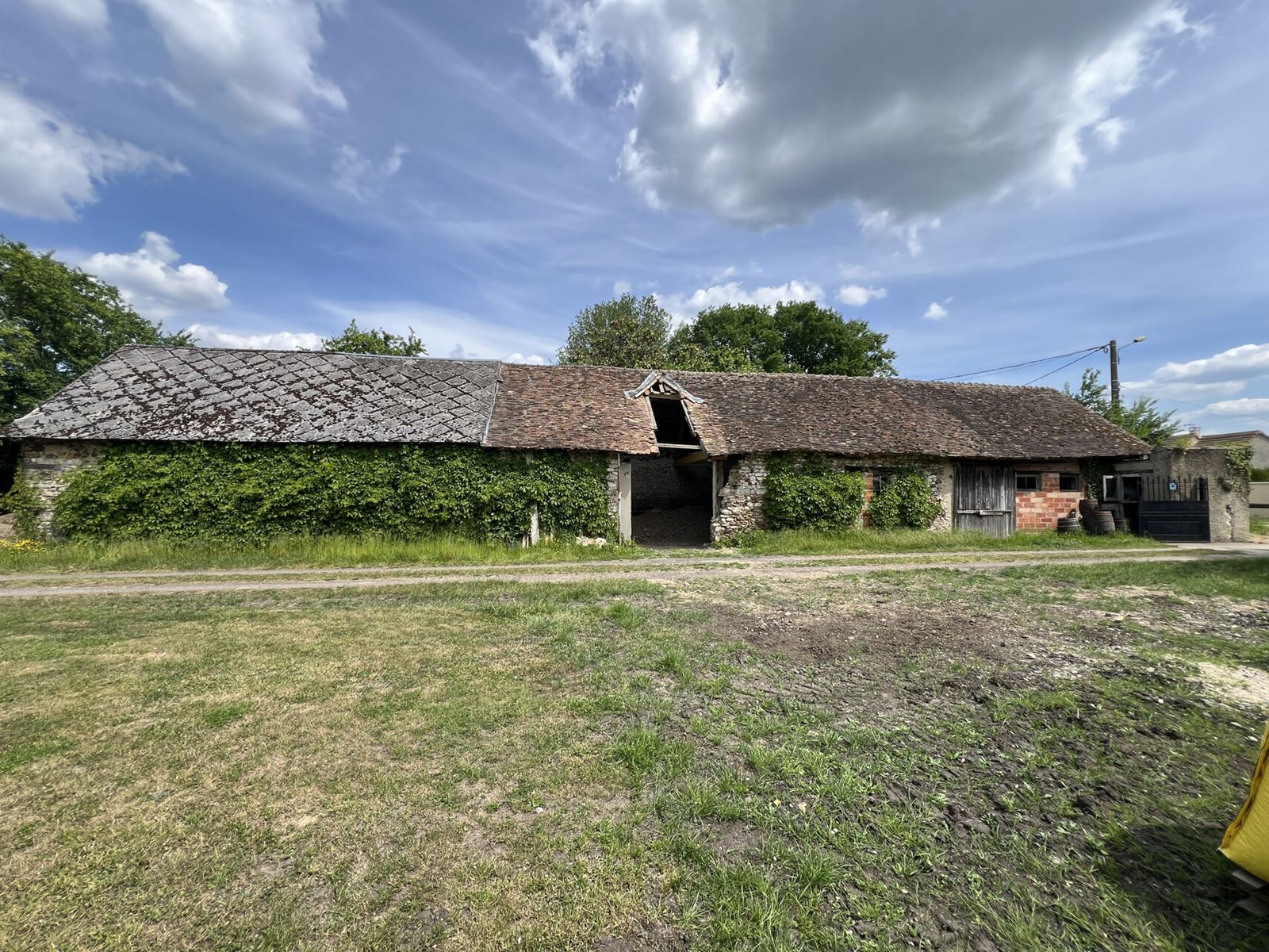 La grange existante, accès et ouverture