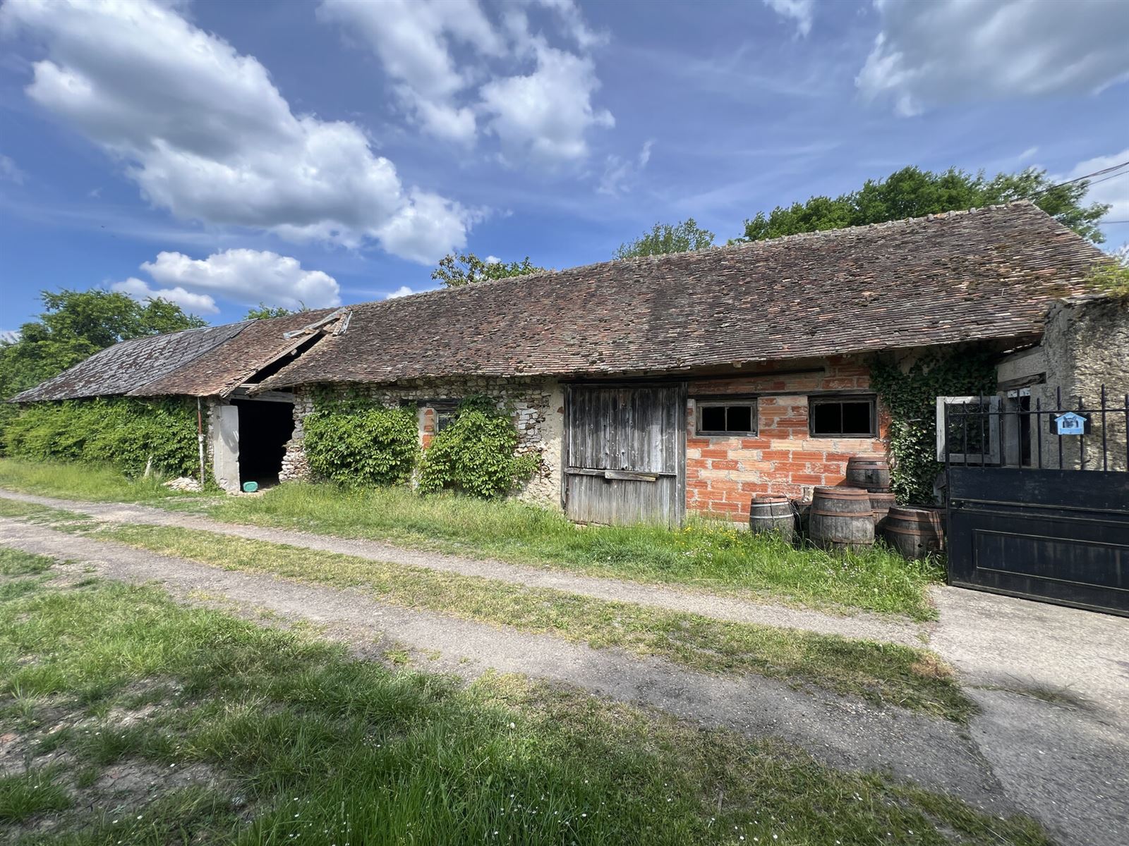 La grange existante, façade et porte en bois