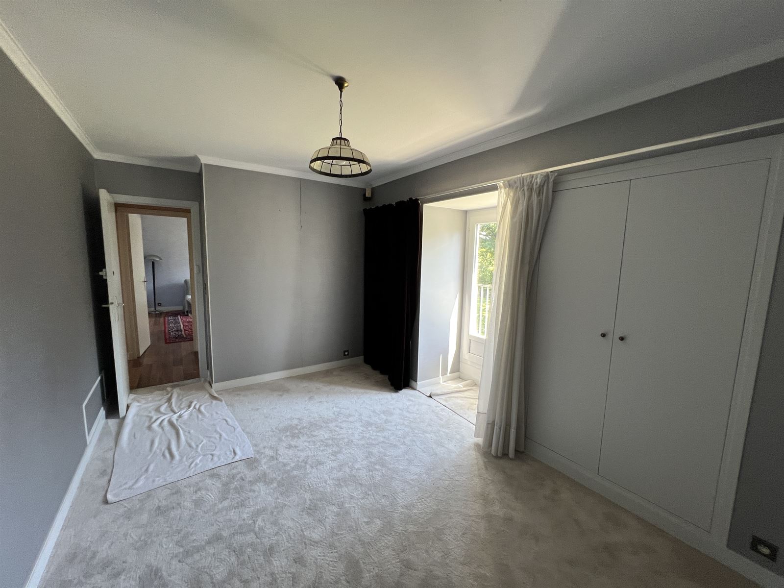 Chambre avec rangements