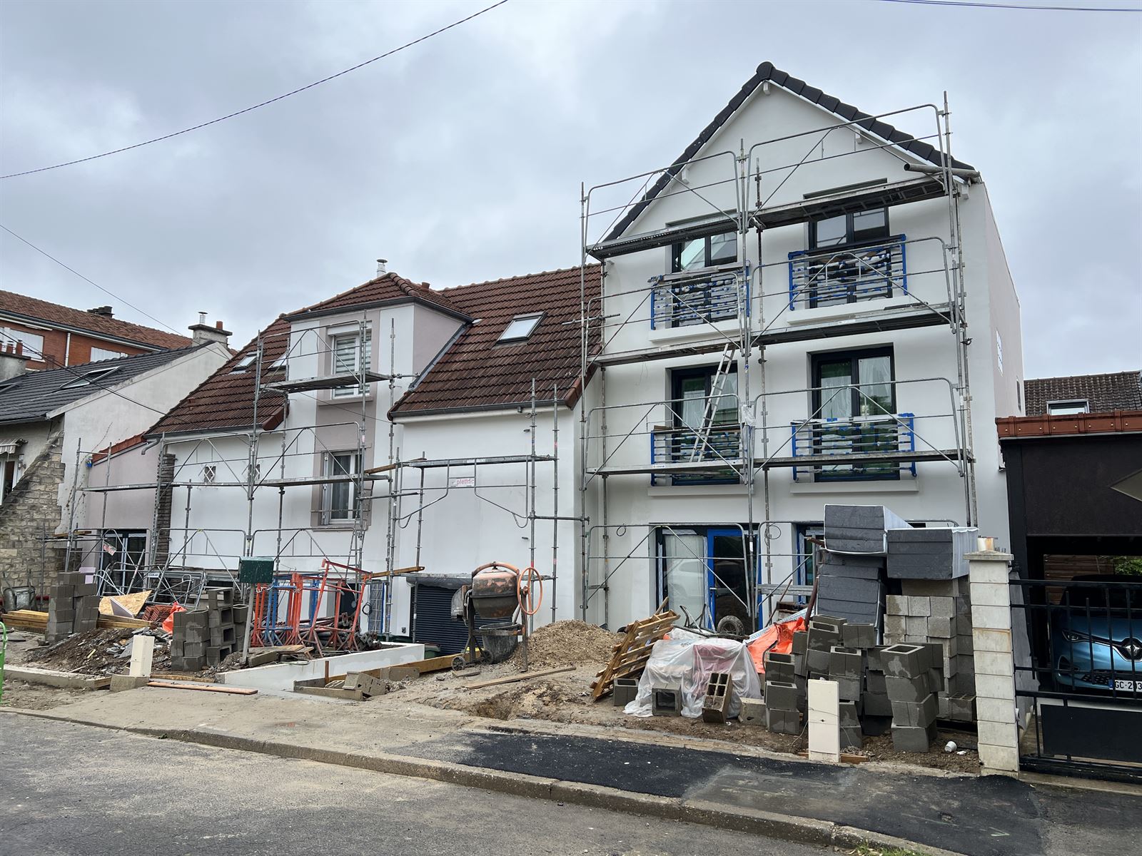 Façade en cours de finition