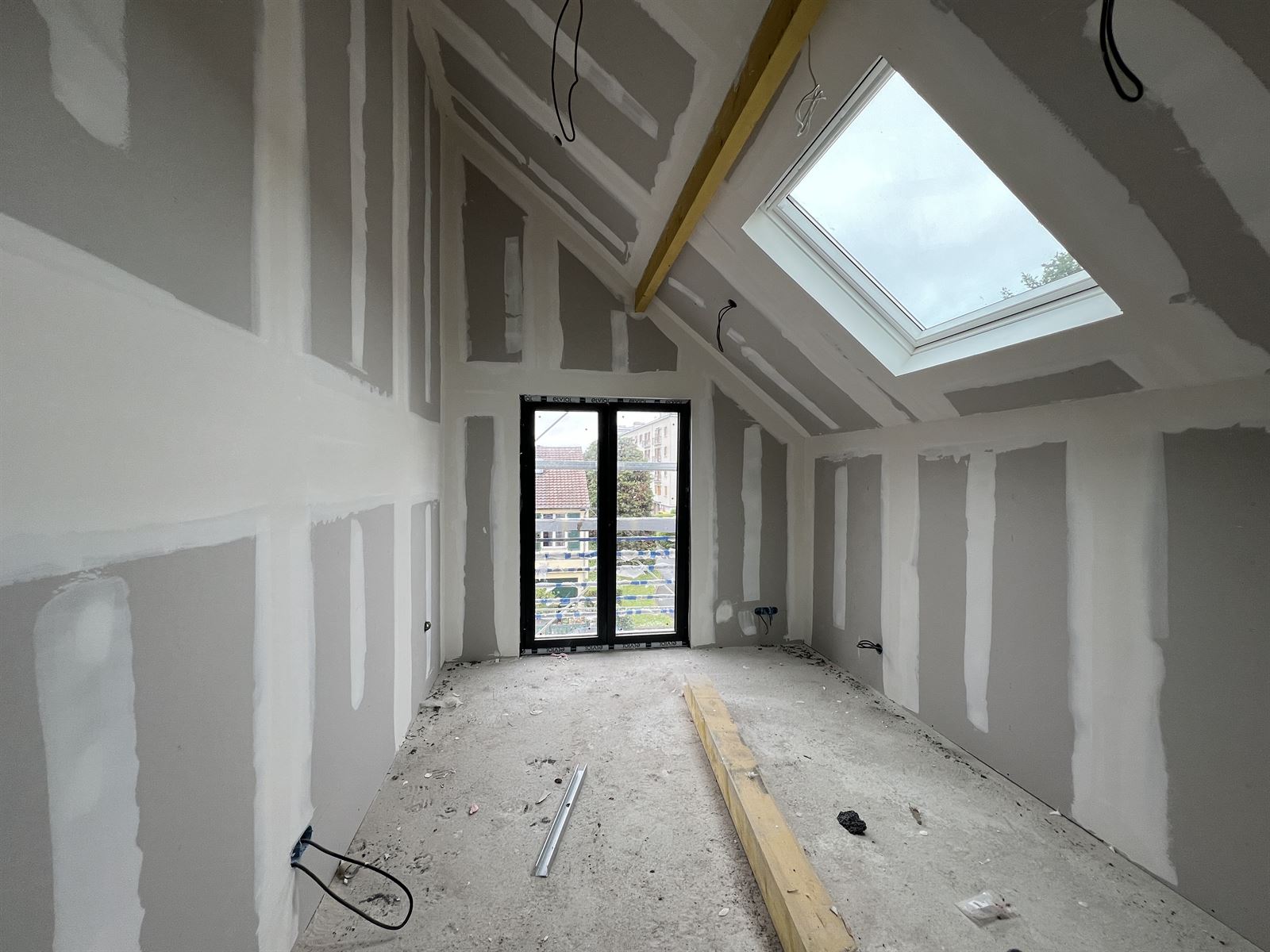 Intérieur, plâtrerie et verrière de toit