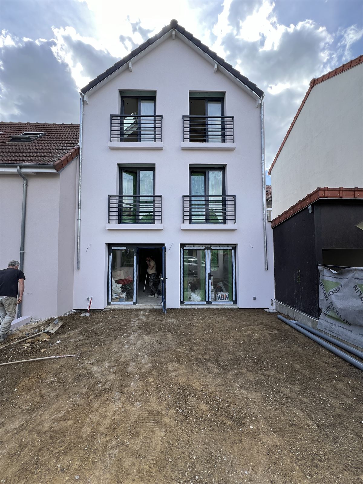 Maison neuve, façade sur rue