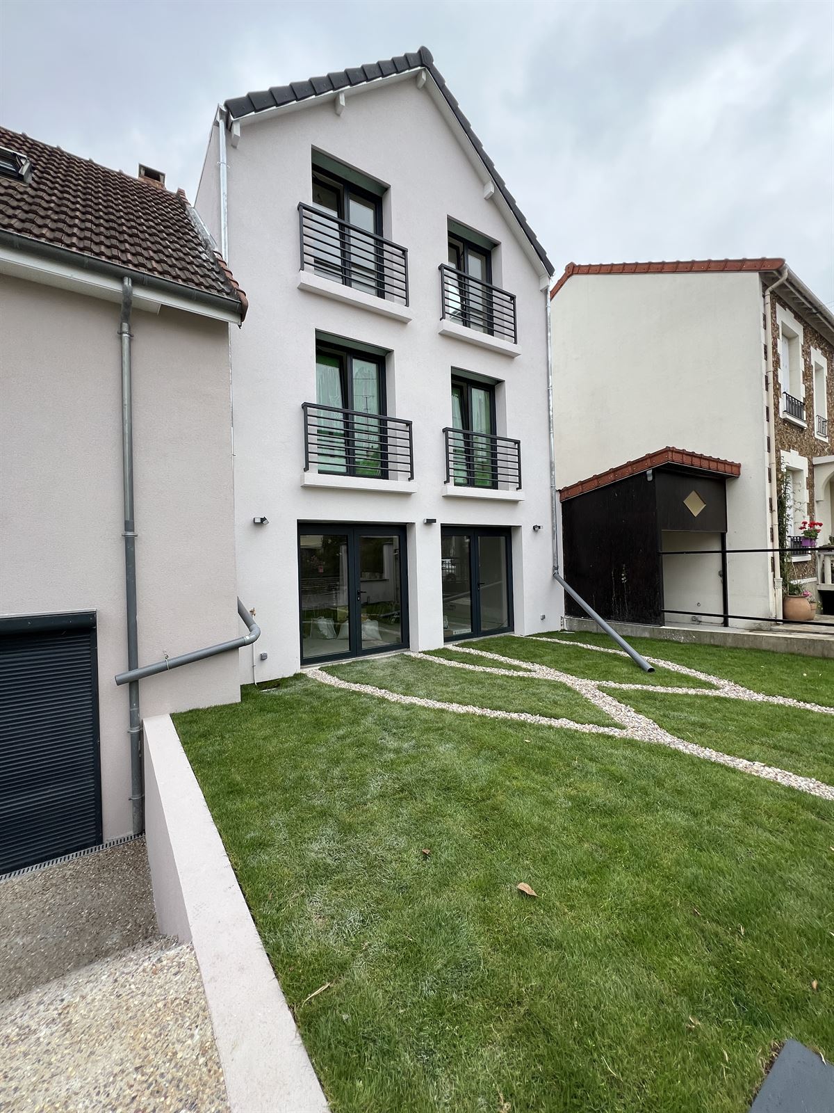 Maison neuve et jardin