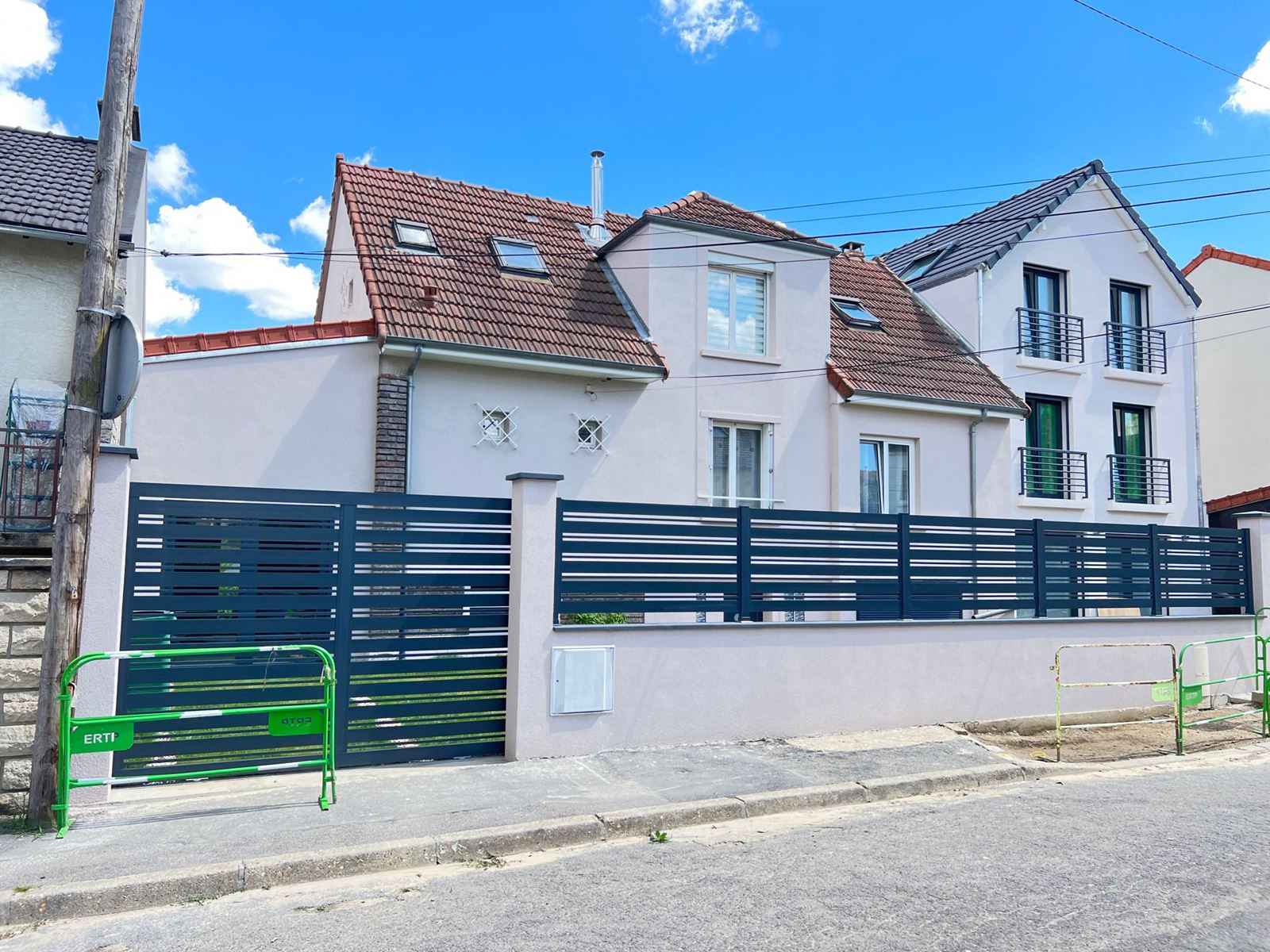 Maison neuve, façade sur rue