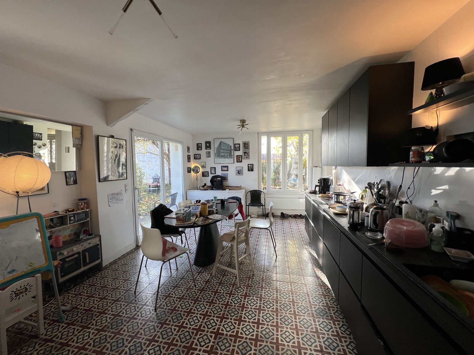 Cuisine et séjour ouverts, sol en carreaux de ciment