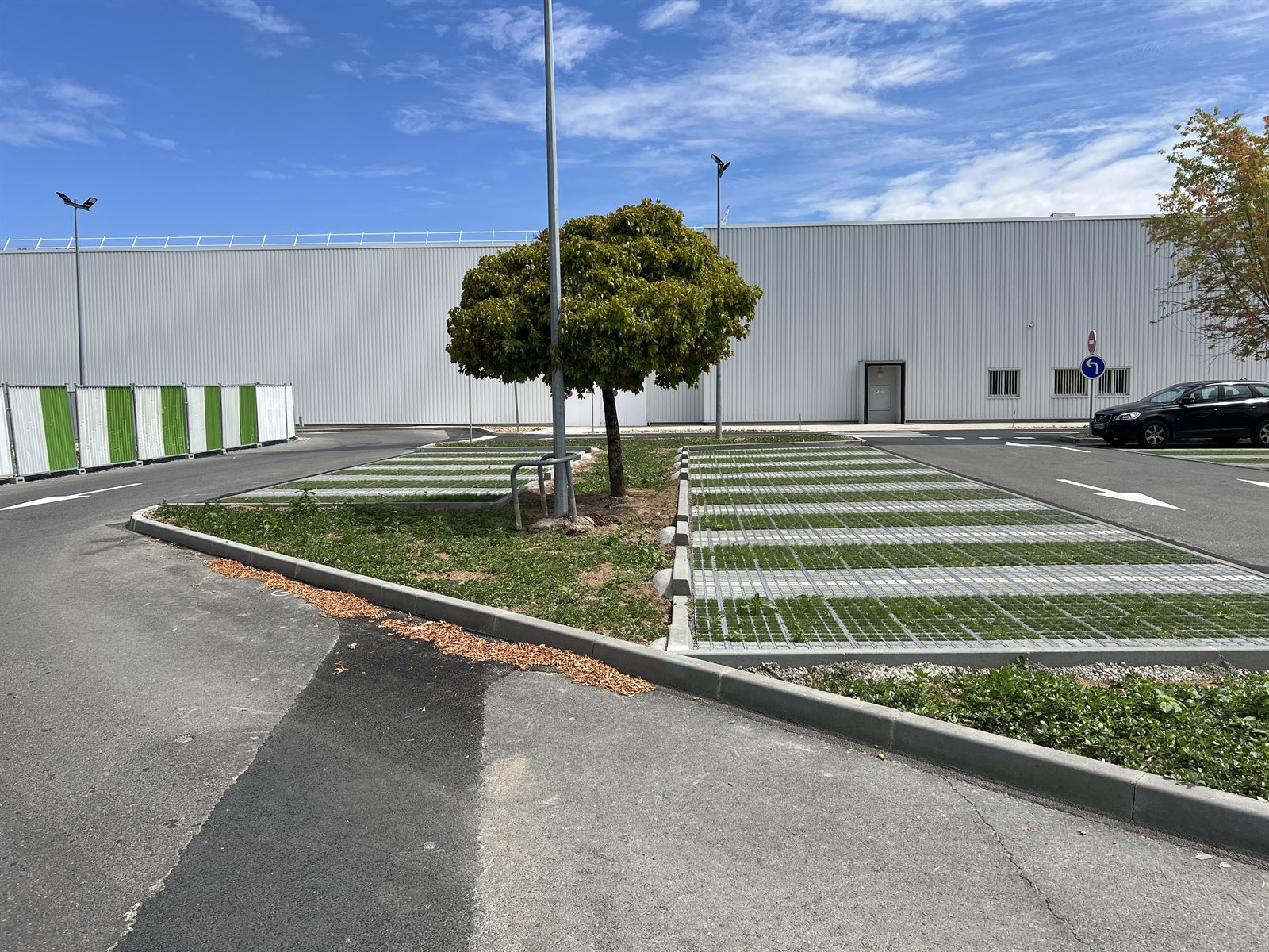 Le magasin et ses abords paysagers