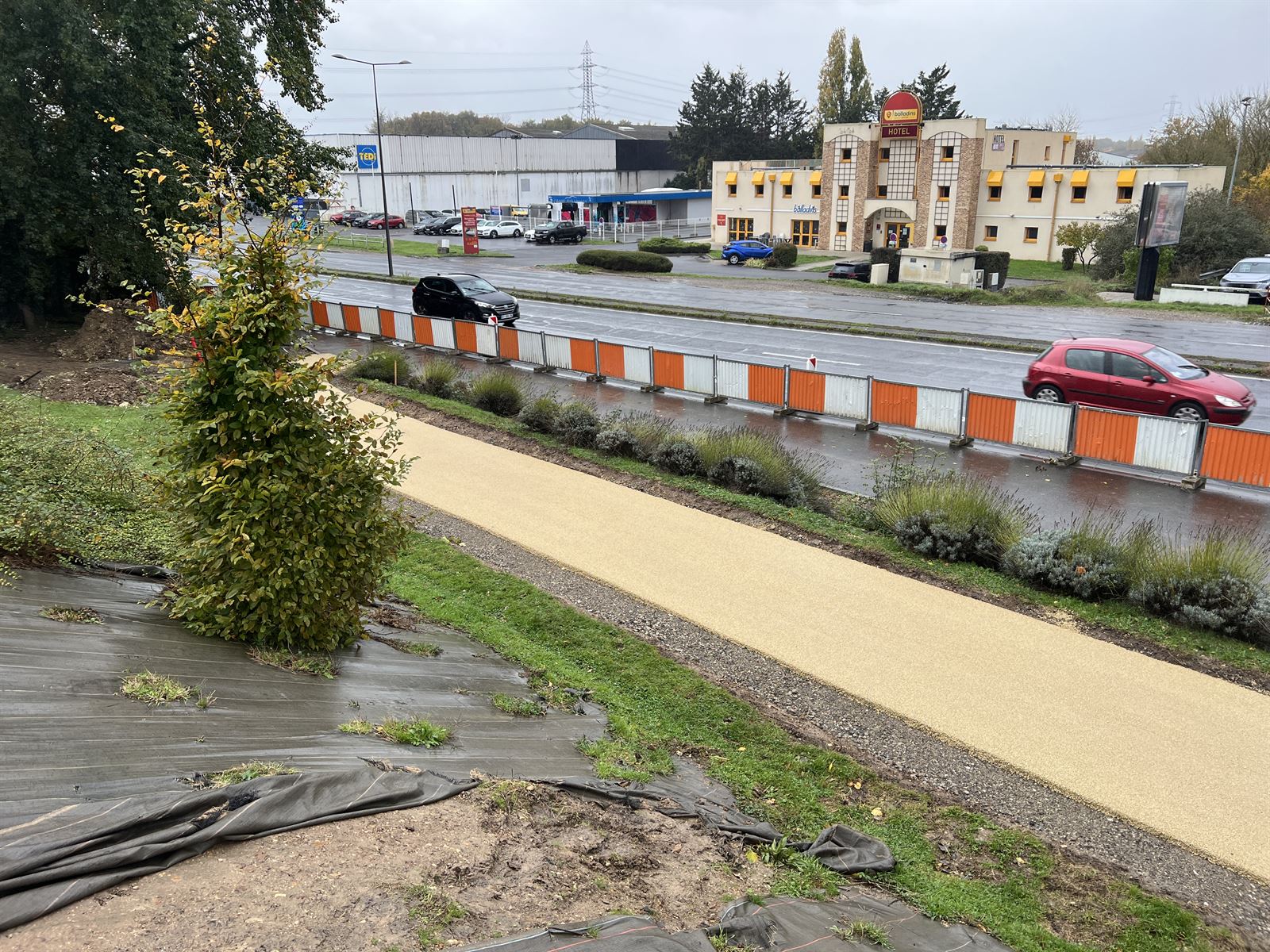 Abords en travaux, noue plantée