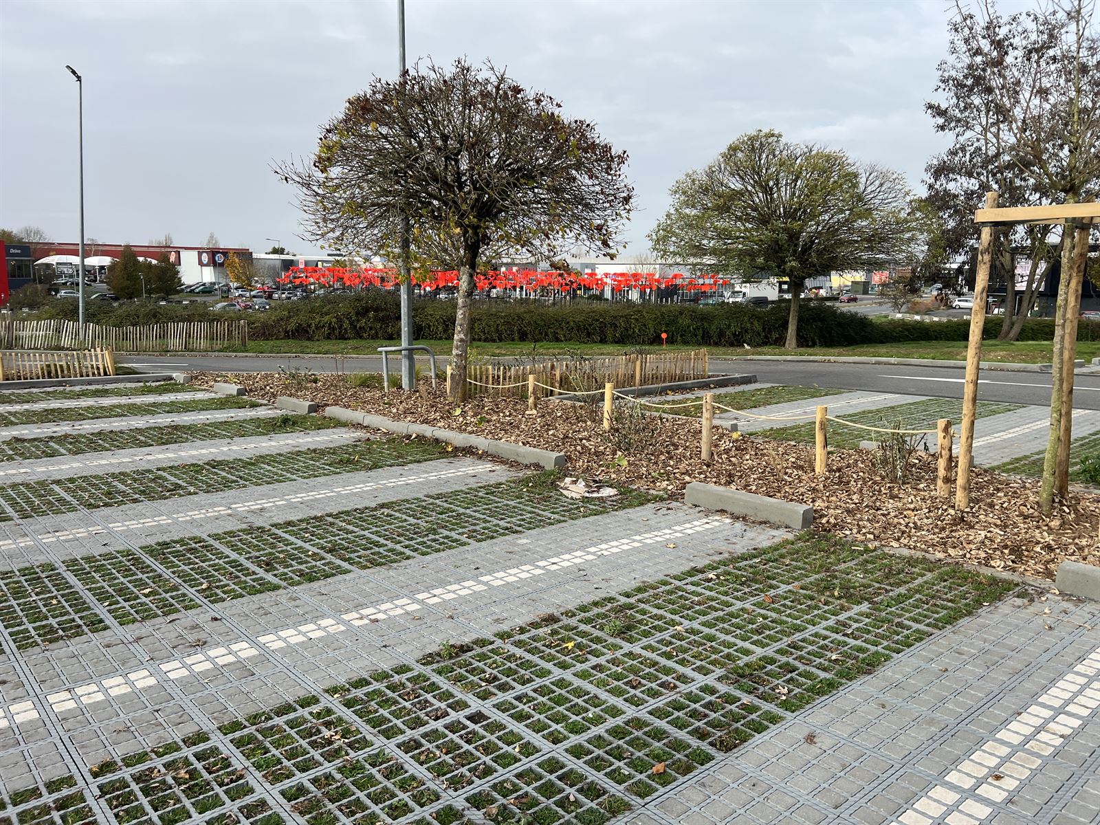 Stationnement perméable planté