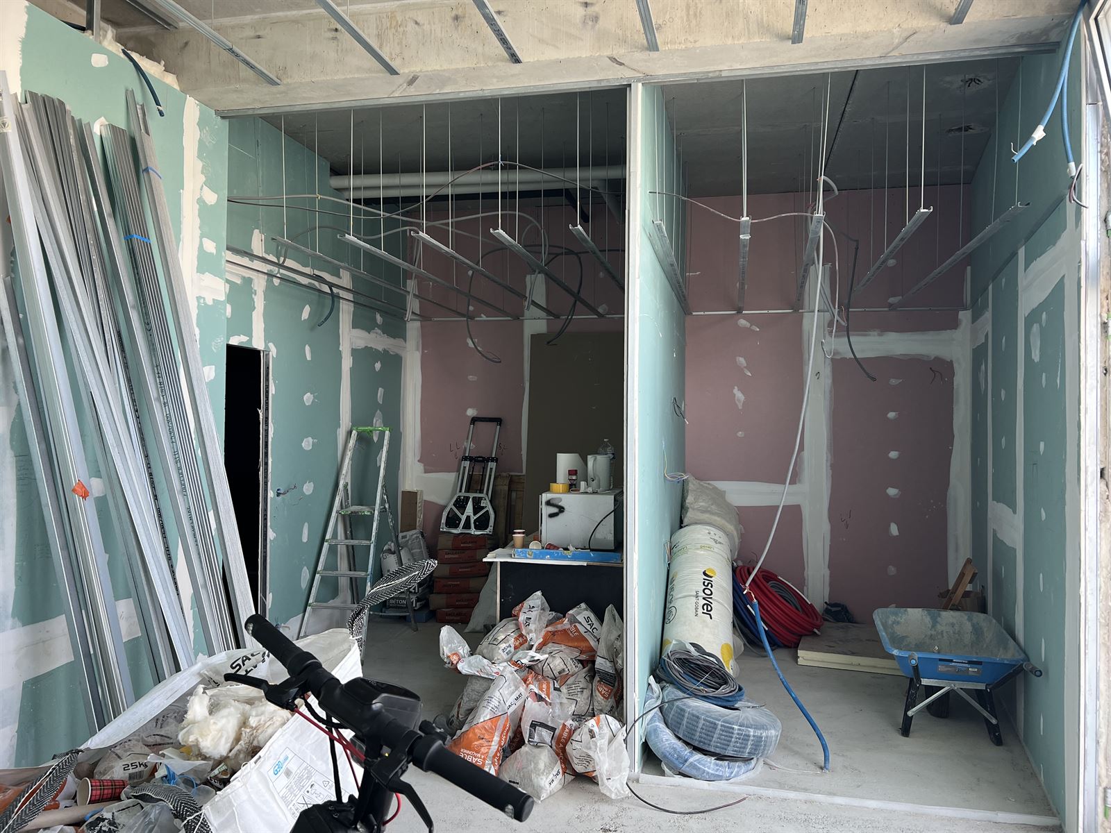 Le chantier, cloisonnement et réseaux