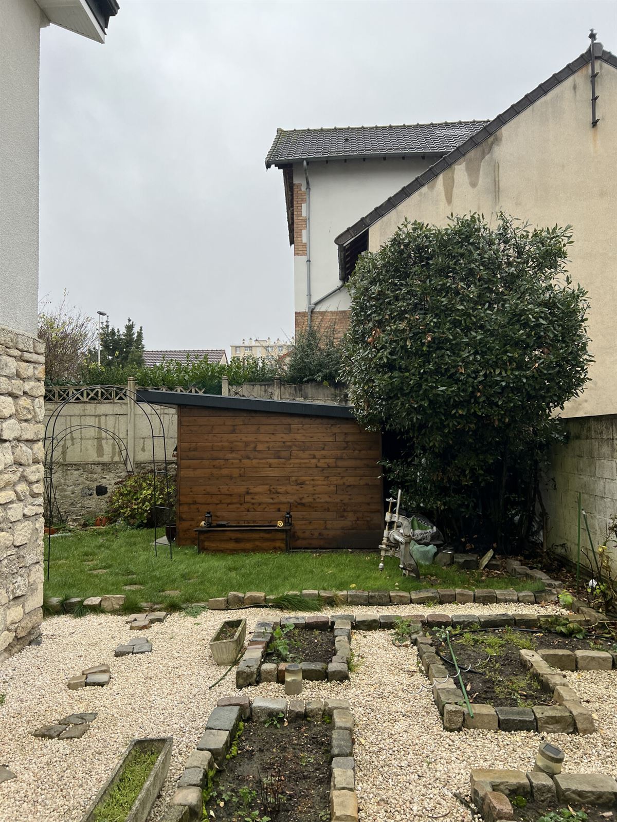 Le terrain en bande, entre les constructions mitoyennes