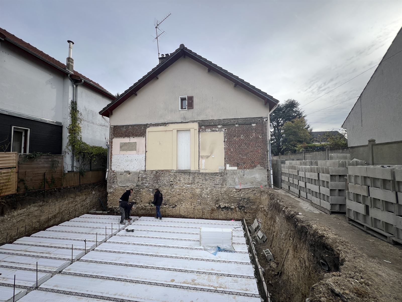 Maison existante et dalle de l'extension