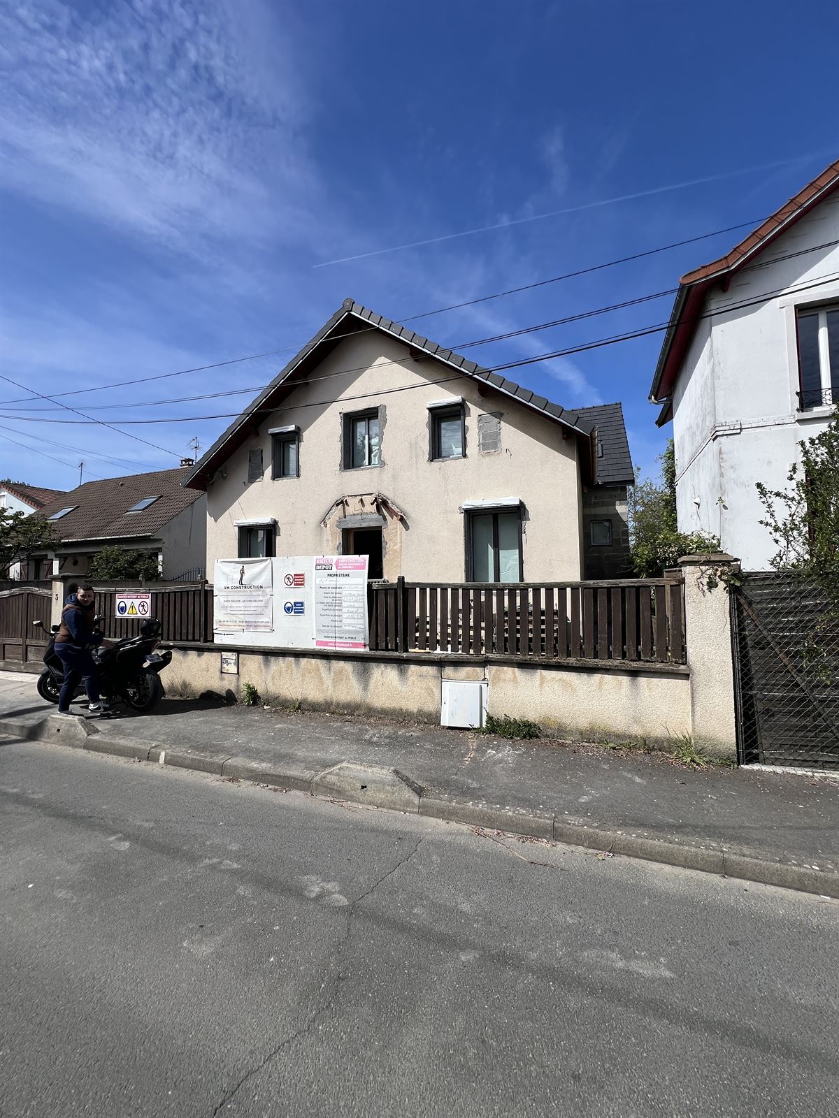Façade de la maison sur rue