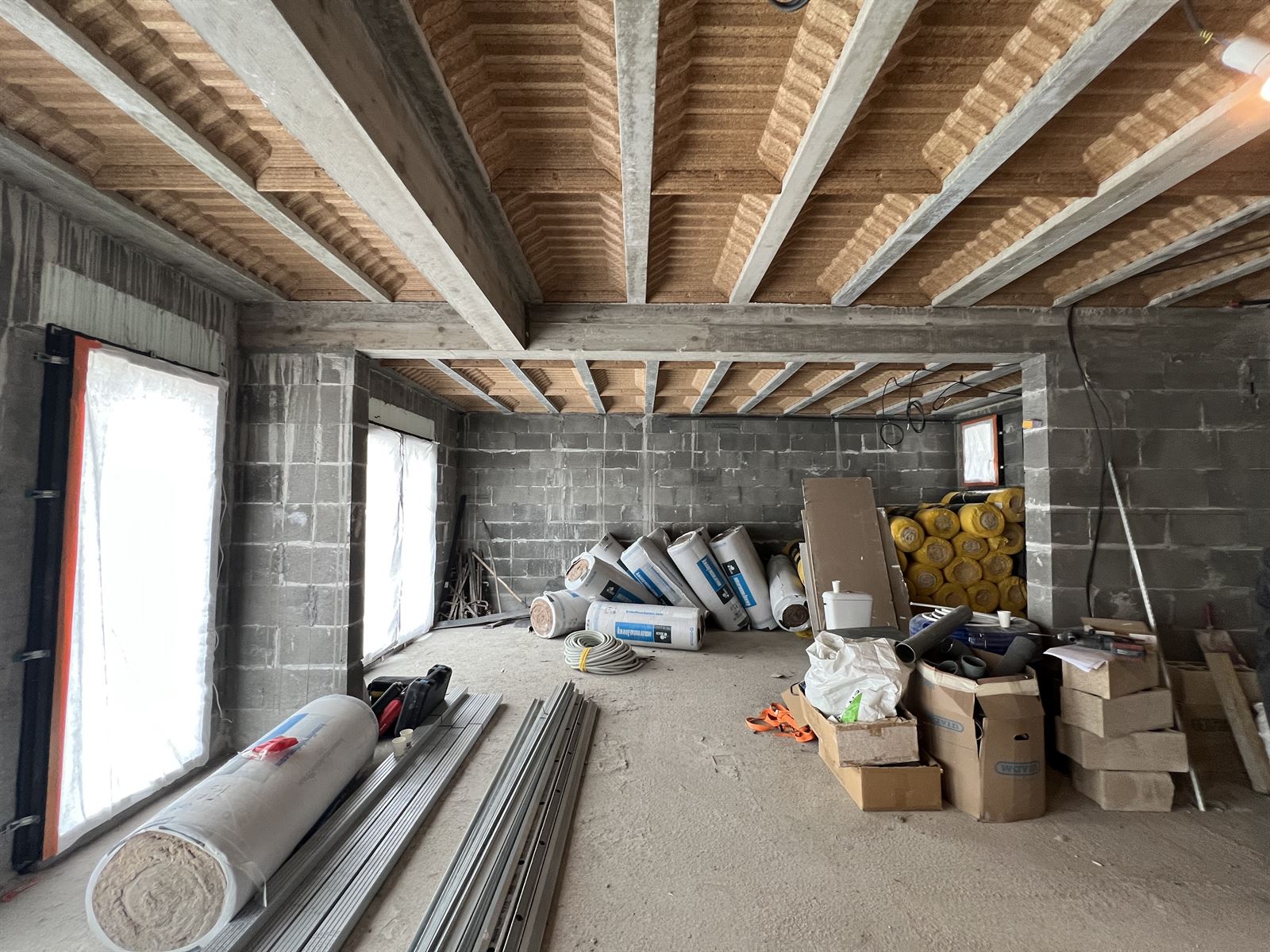 Pièce avec plafond bois, en cours