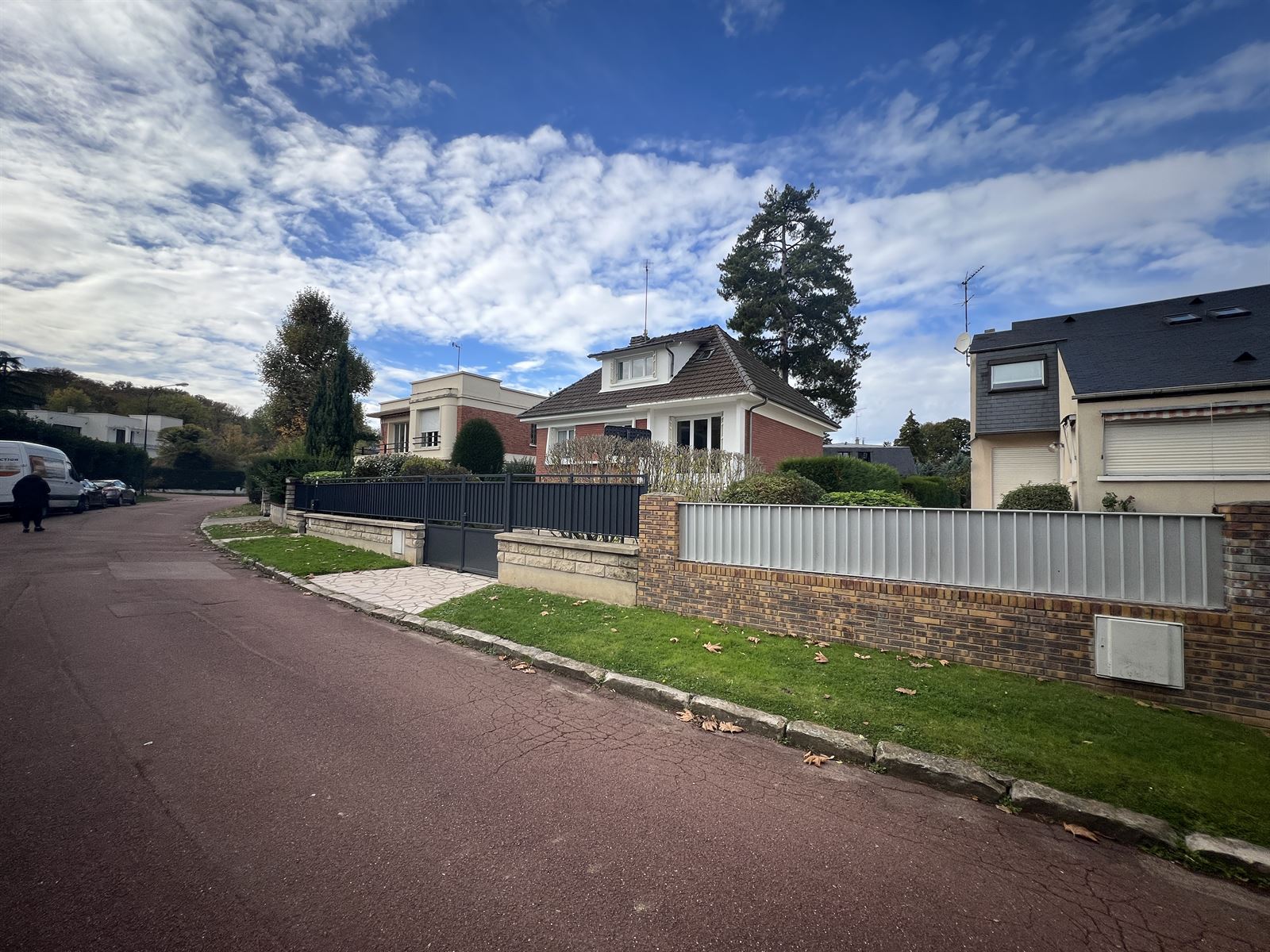 Le pavillon dans son quartier