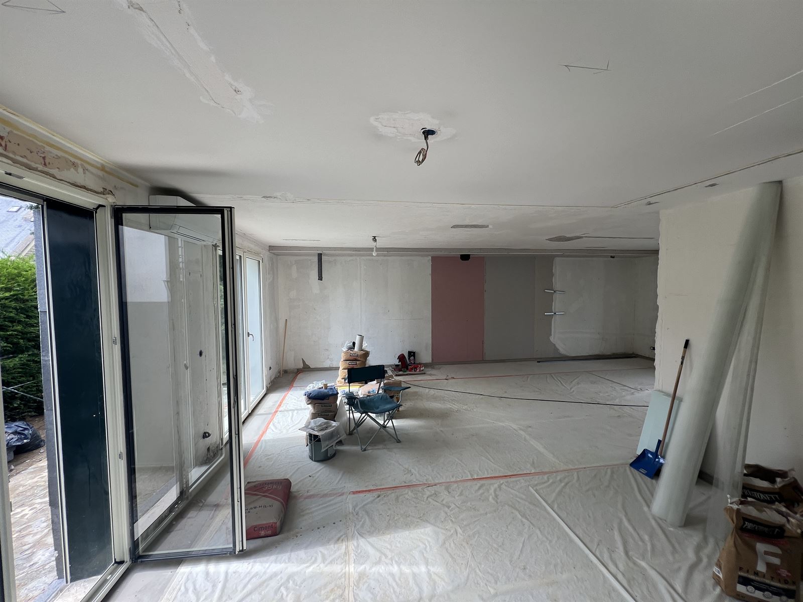 Pièce de vie en travaux, grandes baies