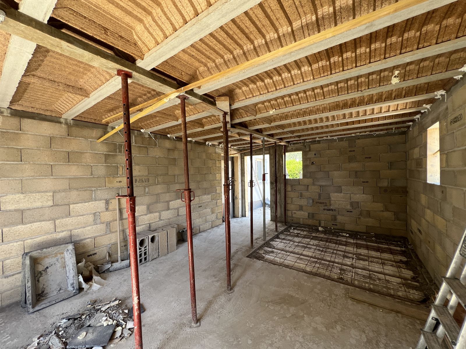 Mur en pierre et poutres bois conservés