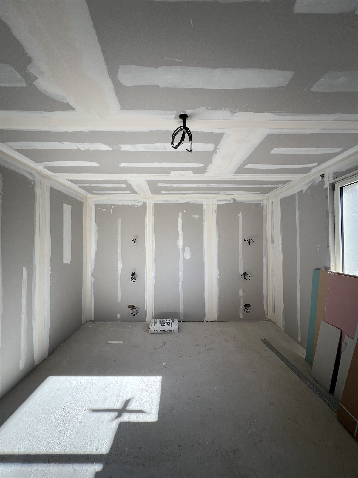 Pièce avec plafond et éclairages