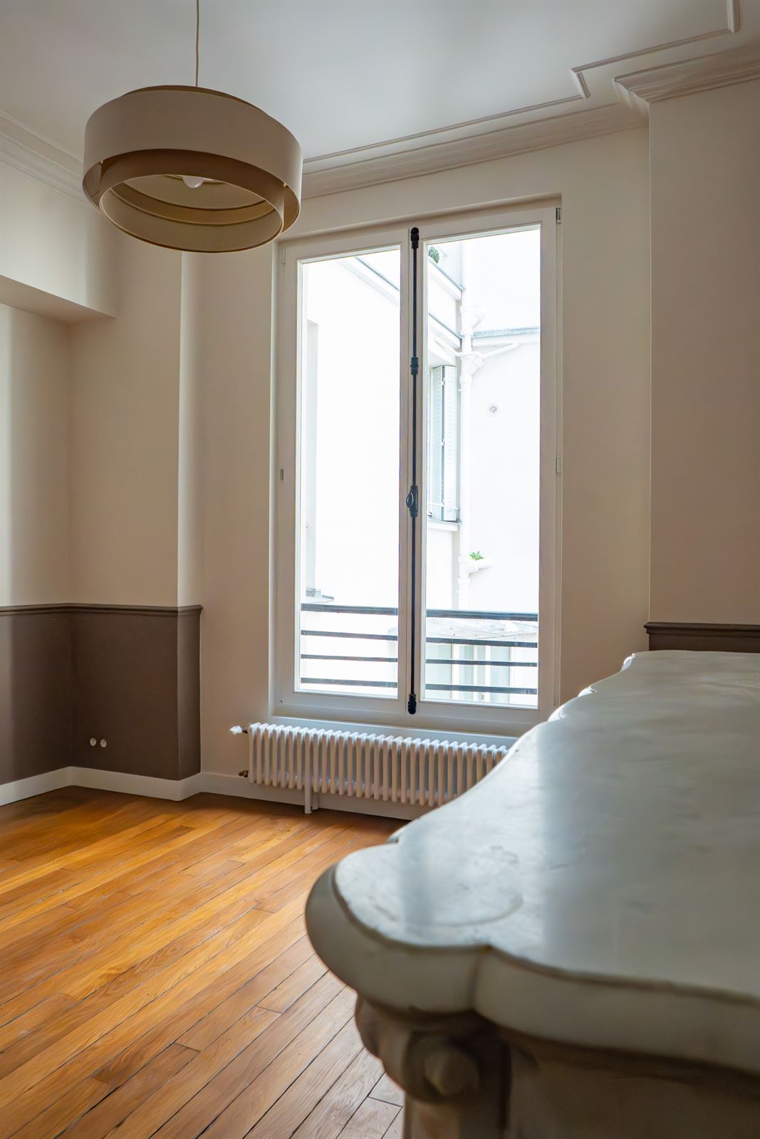 Séjour, parquet et grande fenêtre