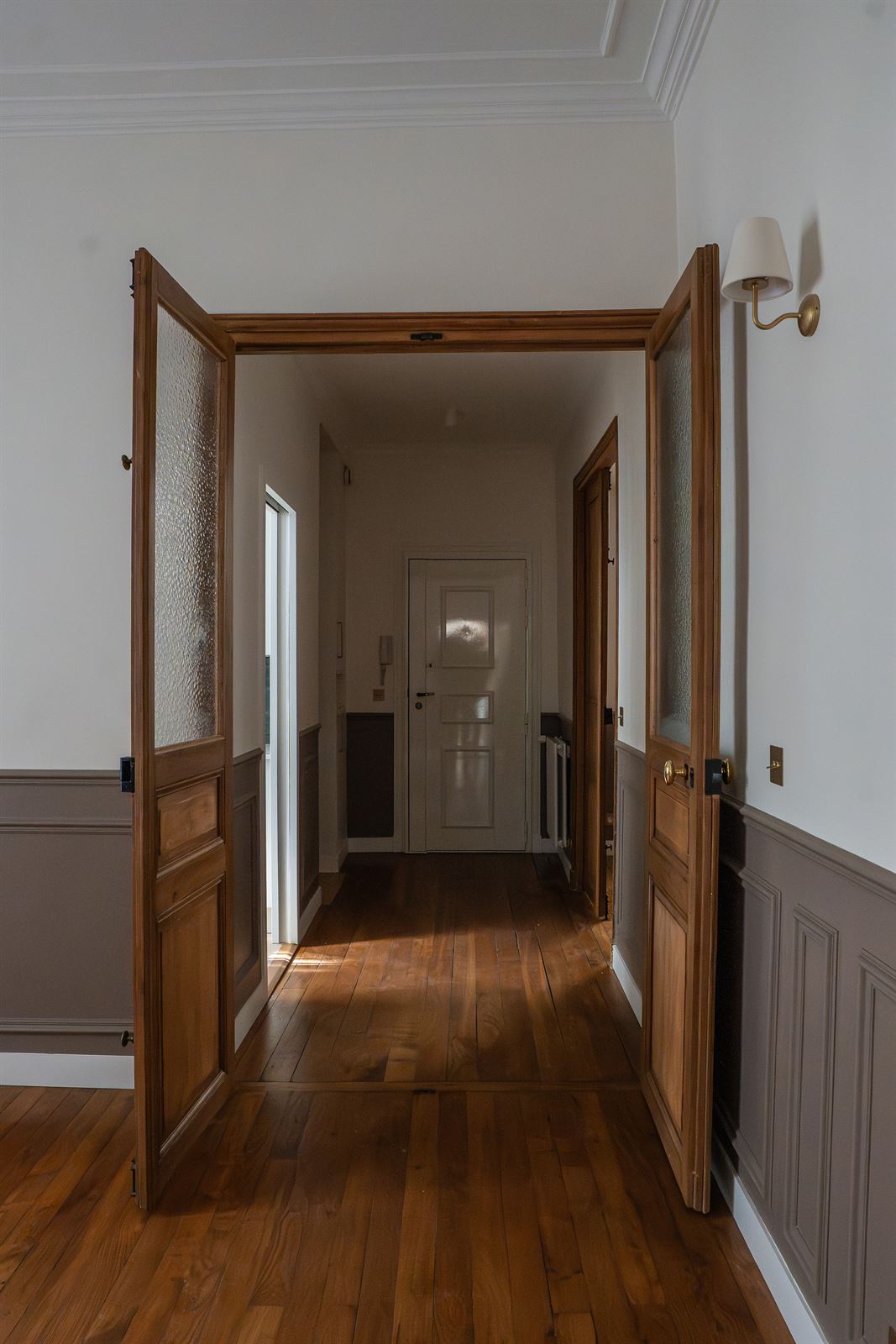 Enfilade de pièces, parquet et moulures