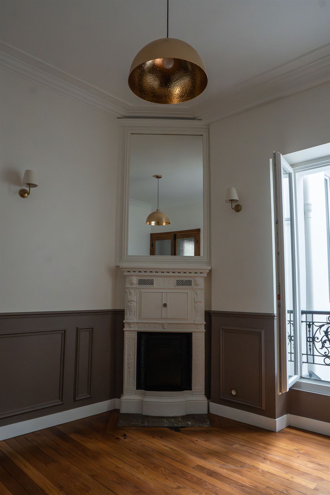Pièce, cheminée et appliques en laiton