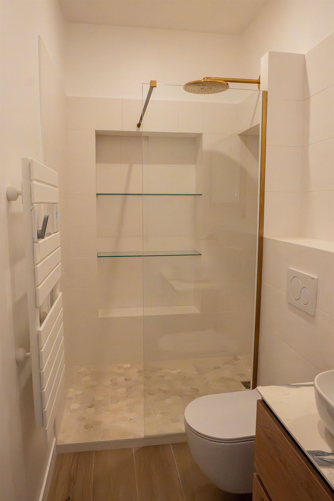 Salle de bains, douche et laiton