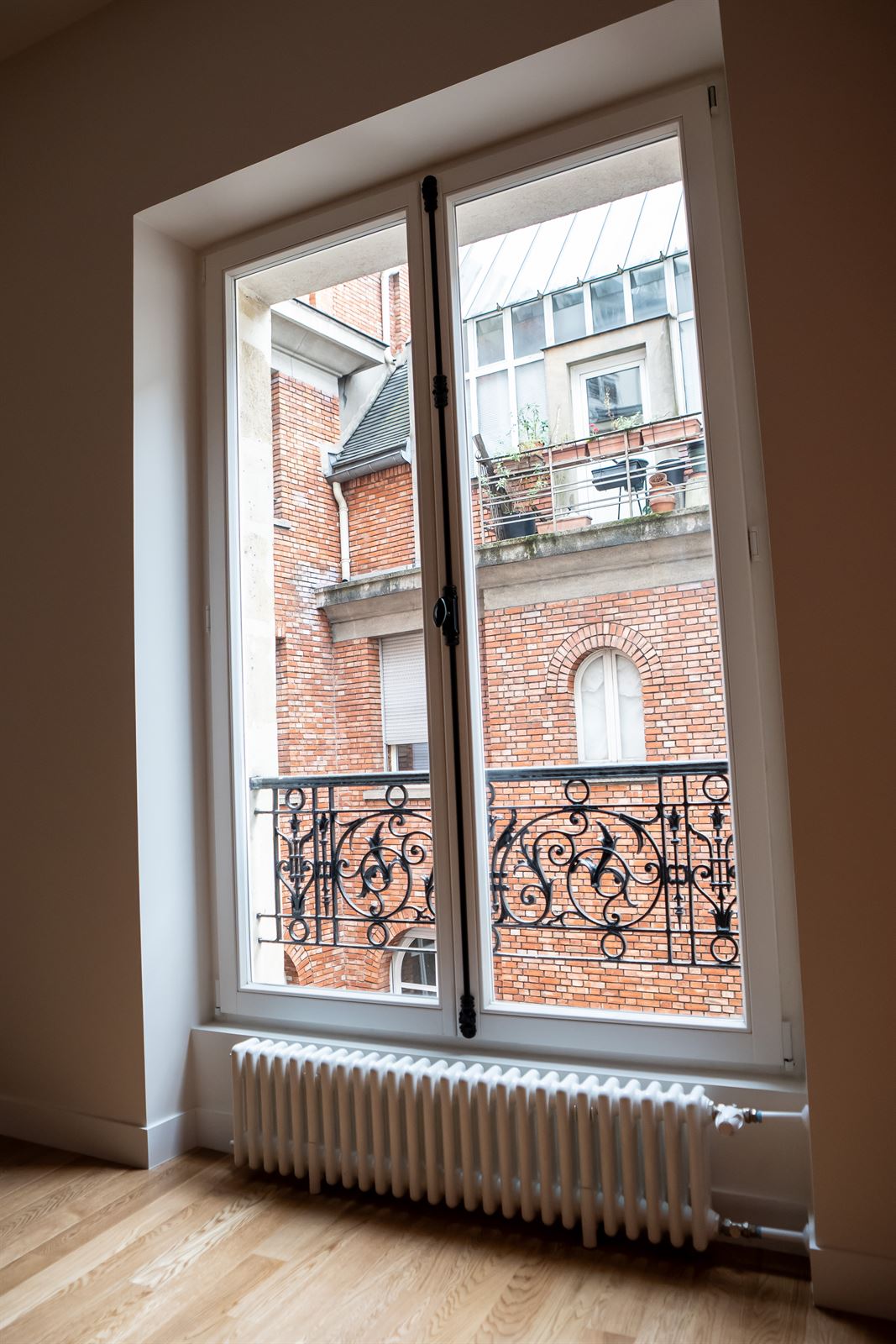 Fenêtre et radiateur en fonte