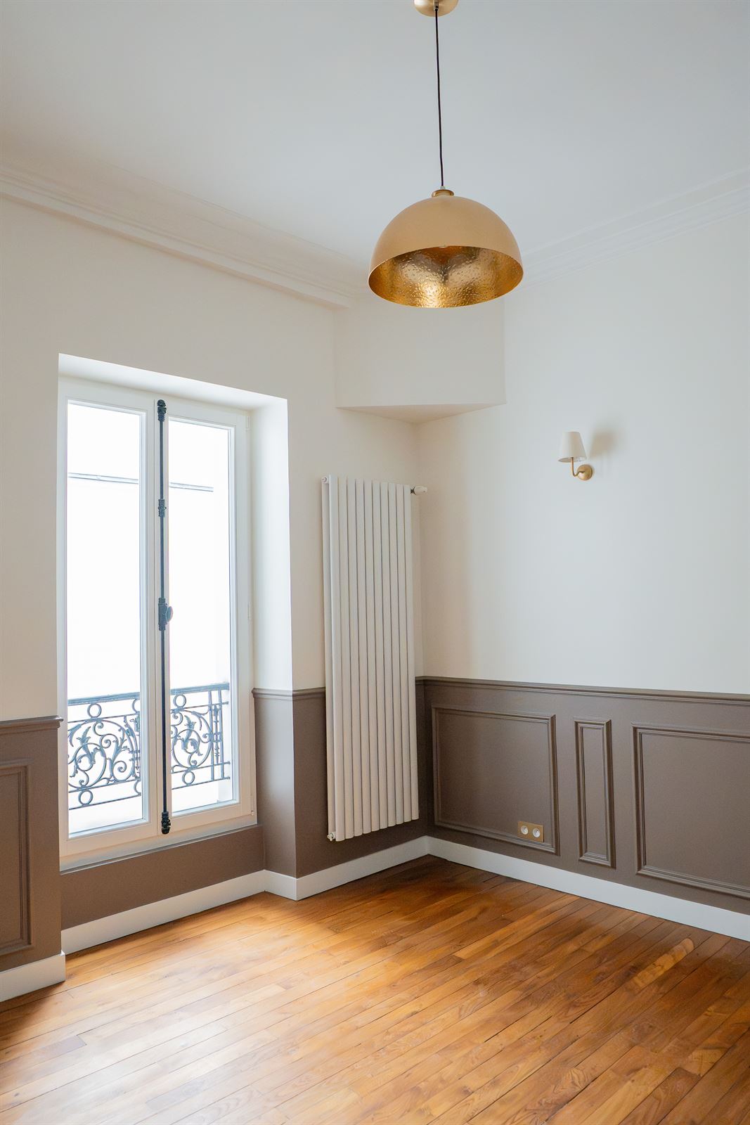 Chambre, cheminée et applique