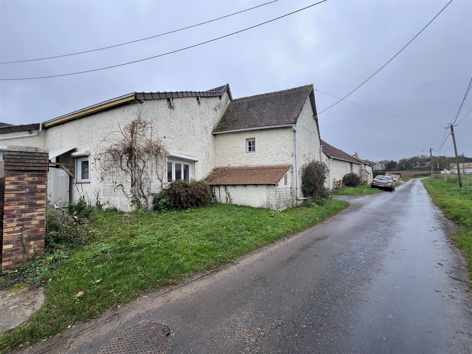 La ferme existante, vue depuis la route