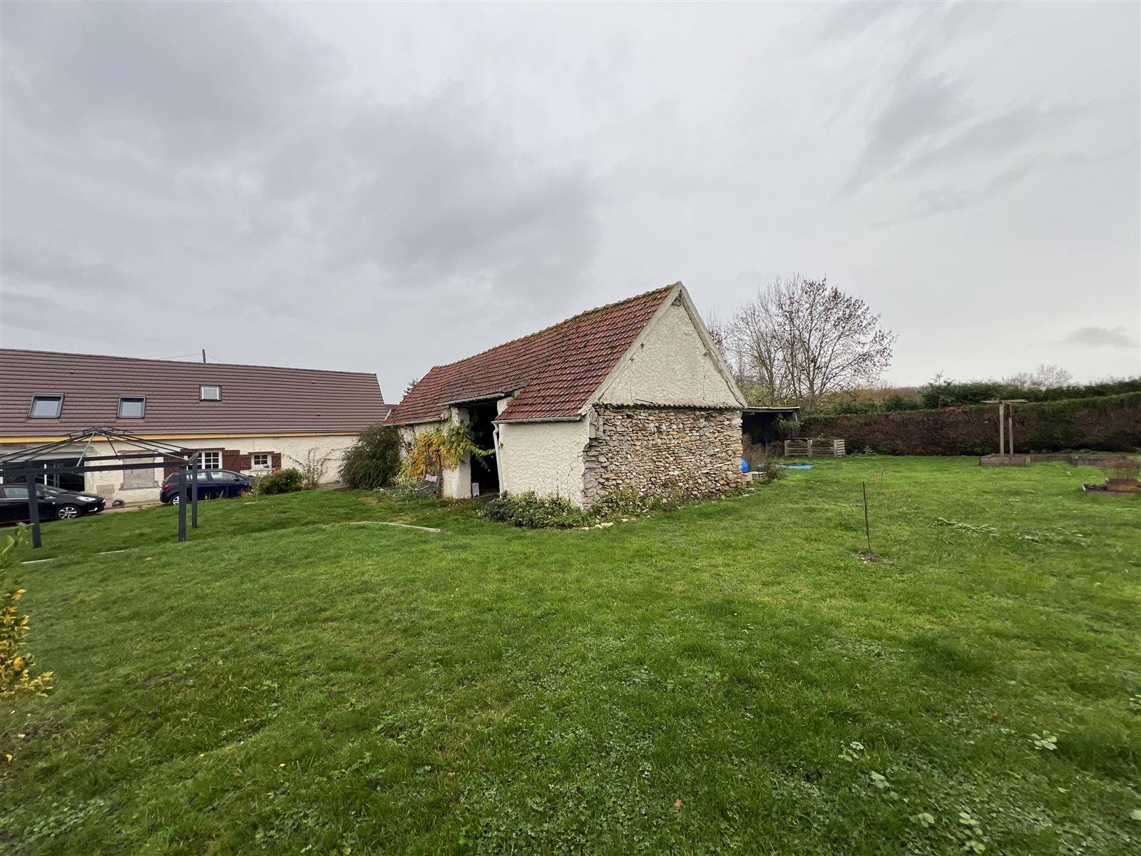 Ferme existante, dépendances et hangar