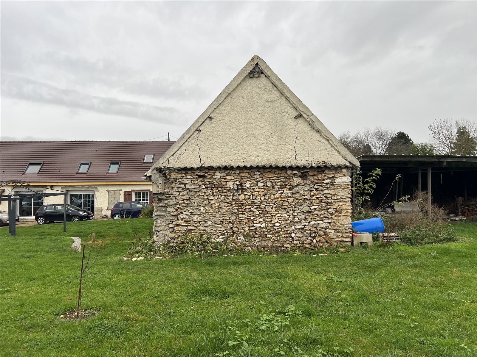 Ferme existante, bâtiments et jardin