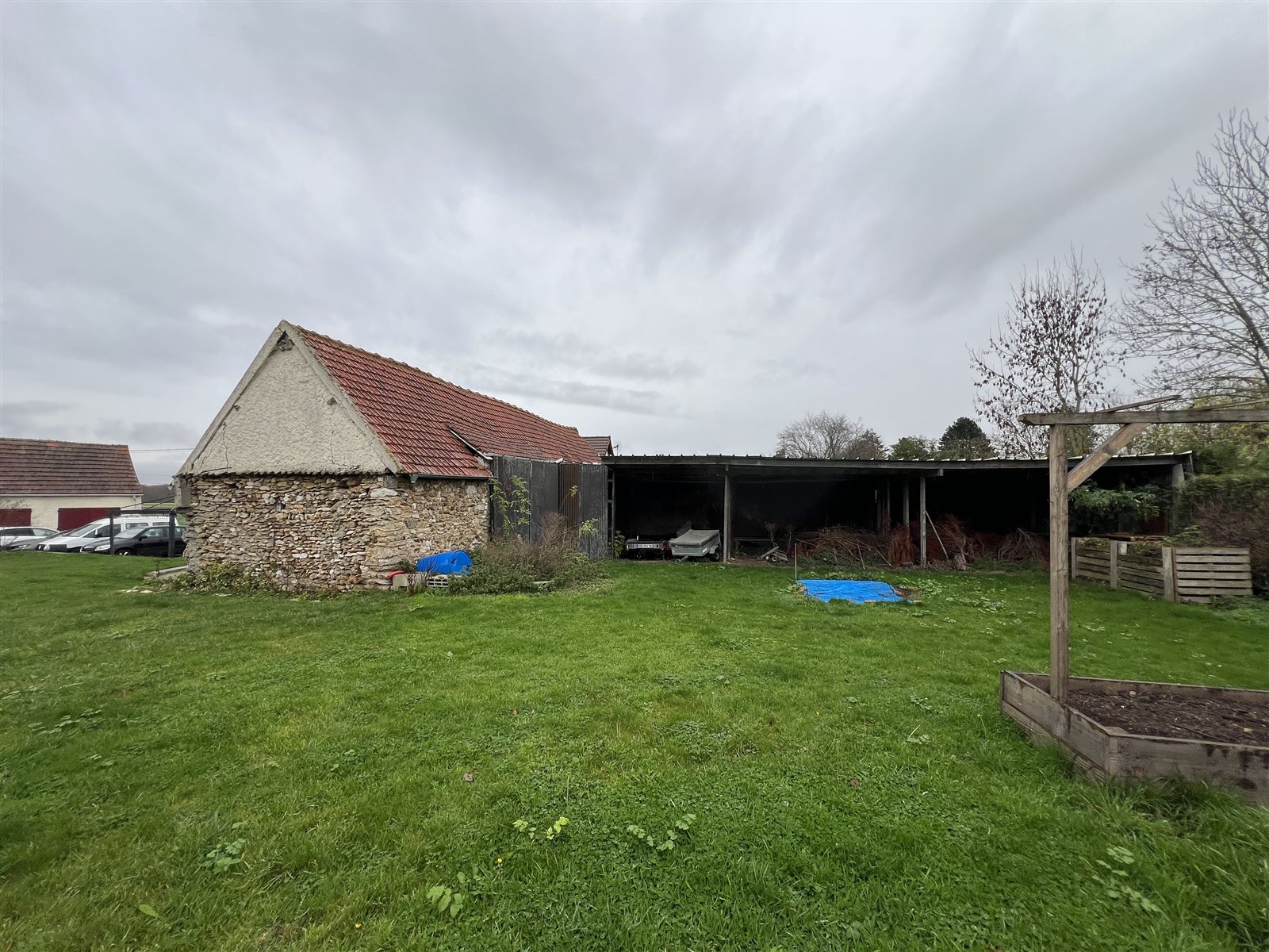 Grange en pierre et hangar, ferme existante