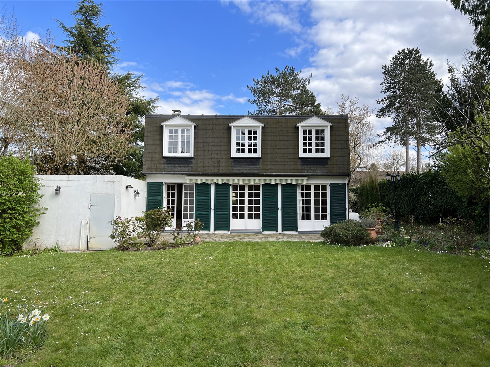 Le pavillon existant, façade sur jardin