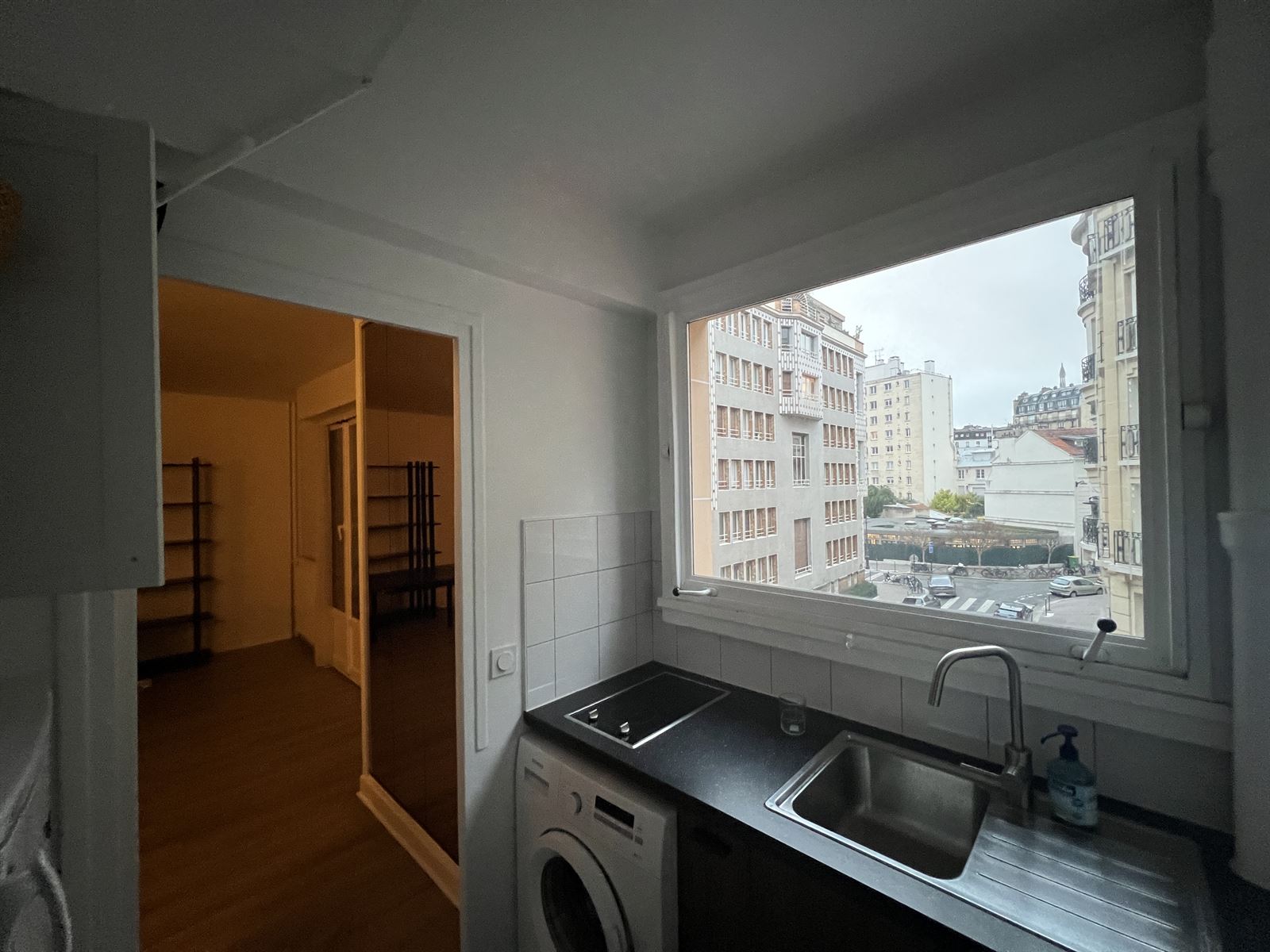 Coin cuisine et vue sur Paris