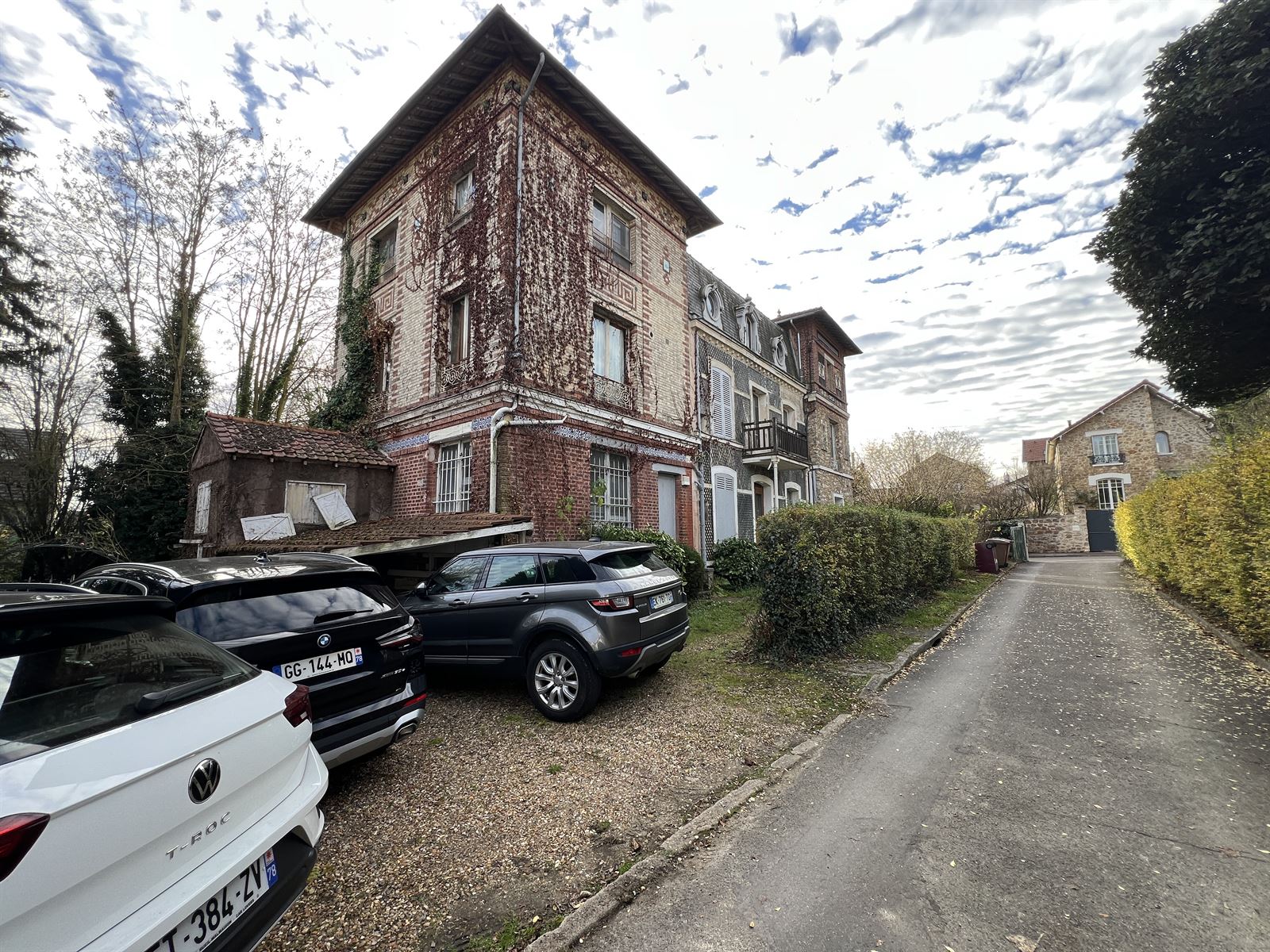 La demeure à Viroflay, façade et accès
