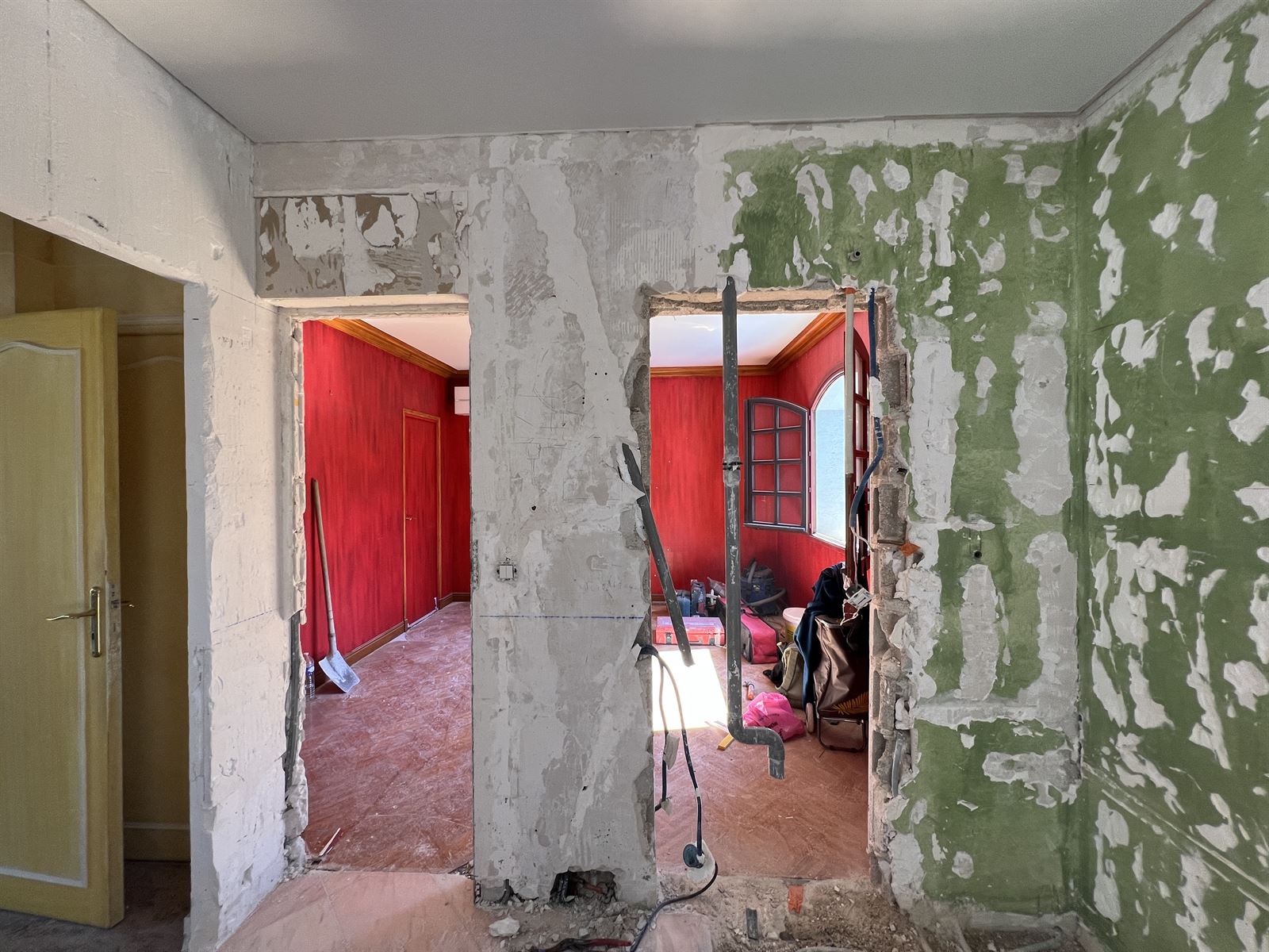 Dépose des cloisons pendant le chantier