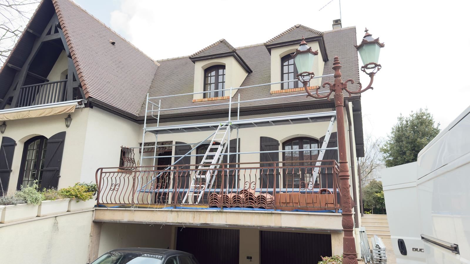 Façade en cours de ravalement, échafaudage