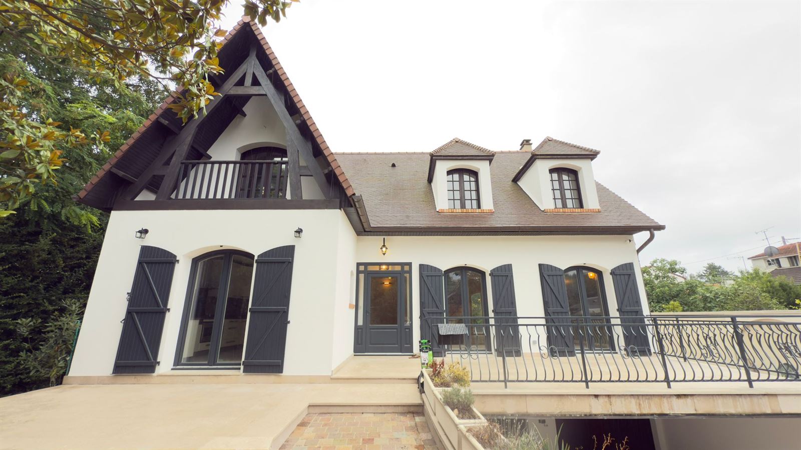 Maison rénovée à Vitry-sur-Seine, façade et balcon