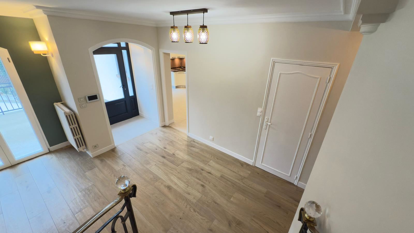 Pièce de vie rénovée, parquet et menuiseries