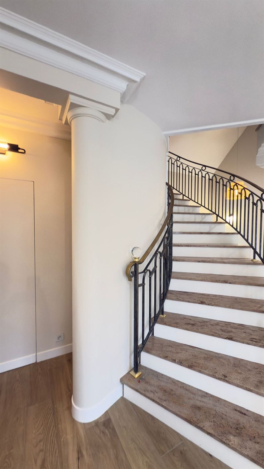 Escalier rénové, marches bois et garde-corps en fer forgé