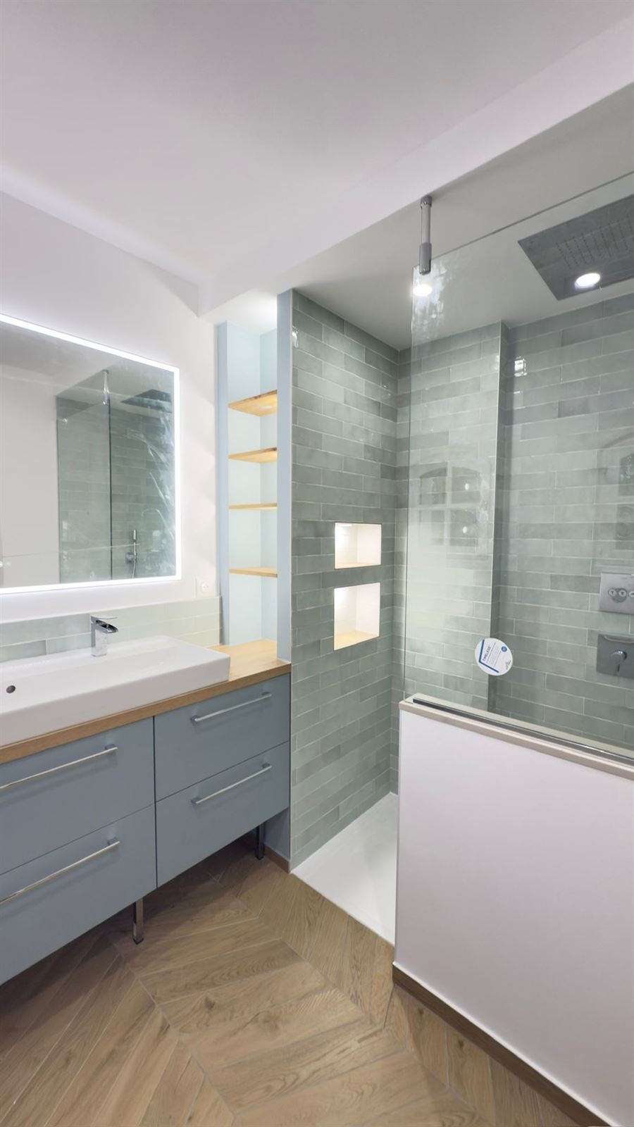 Salle de bains rénovée, double vasque et douche