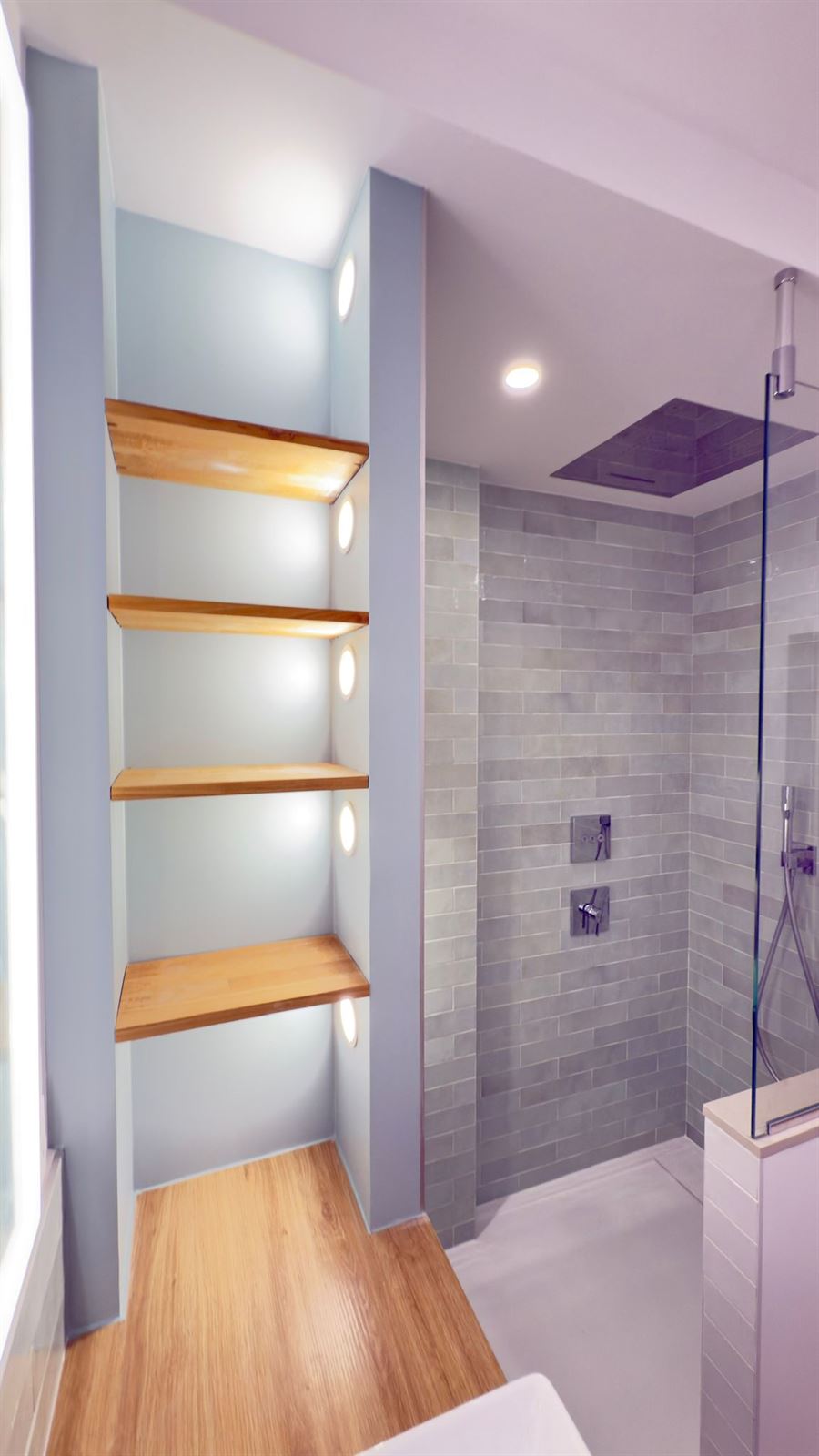 Salle d'eau, niche et tablettes bois